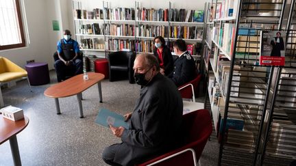 Le ministre de la Justice&nbsp;&nbsp;Eric Dupond-Moretti dans la bibliothèque de la prison de La Sante à Paris, en avril 2021. (MARTIN BUREAU / POOL)