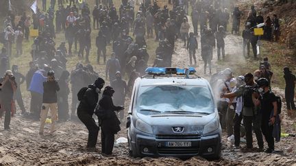 Un véhicule de gendarmerie dégradé en marge d'une mobilisation contre la LGV Sud-Ouest organisée à Lerm-et-Musset (Gironde), le 12 octobre 2024. (FABIEN COTTEREAU/MAXPPP)