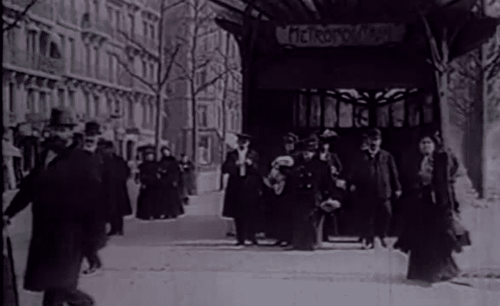 Grâce à l'Exposition universelle de 1900, les parisiens découvrent le métro
 (France3/culturebox)