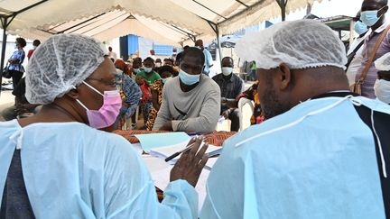 Des soignants préparent des documents de vaccination contre Ebola, le 17 août 2021, à Abidjan (Côte d'Ivoire). (ISSOUF SANOGO / AFP)