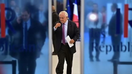 Jean-Pierre Raffarin quitte une réunion au siège des Républicains, rue de Vaugirard, dans le 15e arrondissement de Paris. (CHRISTOPHE ARCHAMBAULT / AFP)