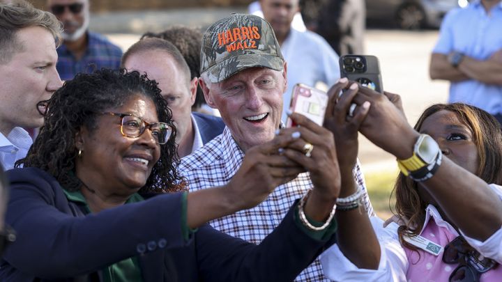 L'ancien président Bill Clinton à Fort Valley, en Géorgie (Etats-Unis), le 13 octobre 2024. (LOGAN CYRUS / AFP)