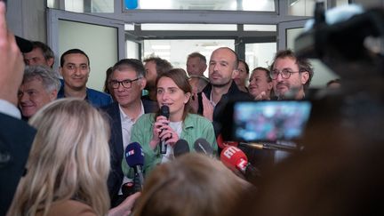 La secrétaire nationale des Ecologistes, Marine Tondelier, micro en main, entourée, de gauche à droite, du secrétaire national du Parti communiste, Fabien Roussel, du premier secrétaire du Parti socialiste, Olivier Faure, et du coordinateur de la France insoumise, Manuel Bompard. (CLAIRE SERIE / HANS LUCAS / AFP)