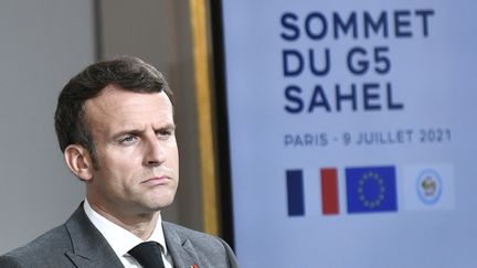 Emmanuel Macron réagit lors d'une conférence de presse conjointe avec le président du Niger&nbsp;à l'Élysée, à Paris, le 9 juillet 2021. (STEPHANE DE SAKUTIN / AFP)