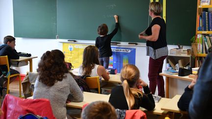 Des élèves dans une école primaire d'Aytré (Charente-Maritime), le 4 septembre 2017.&nbsp; (XAVIER LEOTY / AFP)