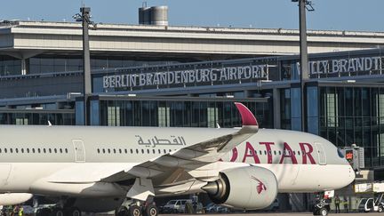 Un airbus A350 de la compagnie Qatar Airways à l'aéroport de Berlin. (Illustration) (PATRICK PLEUL / ZB / DPA / MAXPPP)