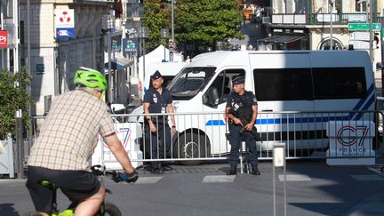 Des policiers barrent une rue du centre de Biarritz, pendant le sommet du G7, le 23 août 2019. (MAXPPP)