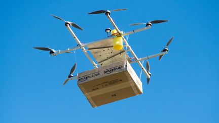 Un drone avec un colis Amazon devant le centre logistique d'Amazon &agrave; Leipzig (Allemagne), le 28 octobre 2014. (PETER ENDIG / DPA / AFP)