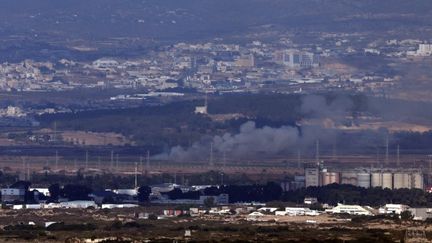 La ville portuaire de Haïfa, au nord d'Israël, frappée par une attaque à la roquette depuis le sud du Liban, le 12 octobre 2024. (AHMAD GHARABLI / AFP)