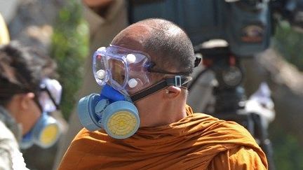 Aux côtés des «chemises jaunes», la Dhamma Army, notamment, groupe religieux bouddhiste (ici devant la Maison du gouvernement à Bangkok, le 2 décembre 2013) qui nourrit les troupes gratuitement.

Parmi les manifestants, on trouve également le Réseau des étudiants et citoyens pour la réforme de la Thaïlande, qui a occupé le QG de l'armée de terre ou l'Armée du peuple contre le régime Thaksin. Certains d'entre eux réclament un retour à la monarchie absolue. (AFP PHOTO / PORNCHAI KITTIWONGSAKUL)