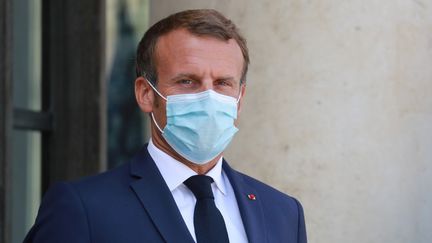 Emmanuel Macron sur le perron de l'Elysée, à Paris, le 26 août 2020. (LUDOVIC MARIN / AFP)