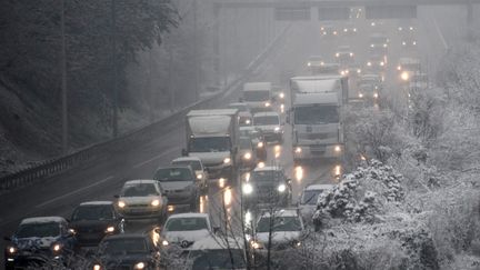 L'autoroute A15 embouteillée après des chutes de neige le 6 février 2018. (BRUNO LEVESQUE / MAXPPP)