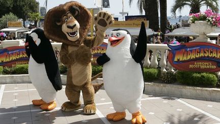 Alex, le héros de Madagascar 3, entouré de deux des pingouins
 (Bernard Brun / France Télévisions)