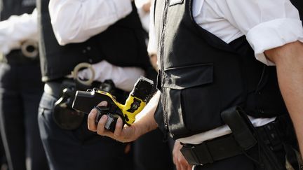 Amnesty International r&eacute;clame des r&egrave;gles plus rigoureuses, le 15 f&eacute;vrieri 2012, concernant l'usage du taser par la police, aux Etats-Unis.&nbsp; (OLI SCARFF / GETTY IMAGES)