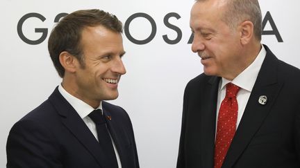 Emmanuel Macron rencontre le président turc Recep Tayyip Erdogan pour une réunion bilatérale en marge du sommet du G20 à Osaka le 28 juin 2019. (LUDOVIC MARIN / AFP)