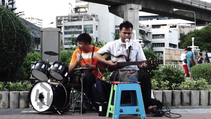 Thaïlande : musicien de rue, le choix des aveugles