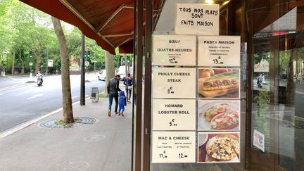 Les cafés et restaurants renouent avec leur clientèle en proposant des produits à emporter uniquement, comme à Paris. (MATTHIEU MONDOLONI / FRANCEINFO)