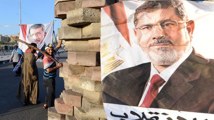 Des supporters du pr&eacute;sident islamiste d&eacute;chu Mohamed Morsi dans les rues du Caire (Egypte), le 28 juillet 2013.&nbsp; (FAYEZ NURELDINE / AFP)