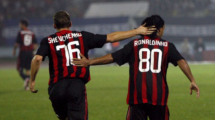 L'Ukrainien Andreï Chevtchenko et le Brésilien Ronaldinho sous les couleurs de l'AC Milan de Silvio Berlusconi, le 14 octobre 2008. (ARMANDO BABANI / AFP)