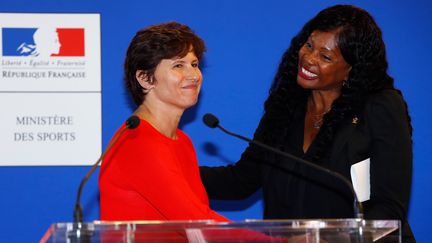 Roxana Maracineanu&nbsp;et Laura Flessel, lors de la passation de pouvoirs au ministère des Sports, le 4 septembre 2018.&nbsp; (FRANCOIS GUILLOT / AFP)