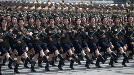 Des soldats nord-cor&eacute;ens d&eacute;fllent &agrave; l'occasion des c&eacute;l&eacute;brations du 60e anniversaire de l'armistice de la guerre de Cor&eacute;e &agrave; Pyongyang (Cor&eacute;e du Nord), le 27 juillet 2013. (ED JONES / AFP)