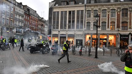 Manifestation de gilets jaunes aux abords de la Grand'Place de Lille, le 5 janvier 2019. (FLORENT MOREAU / MAXPPP)