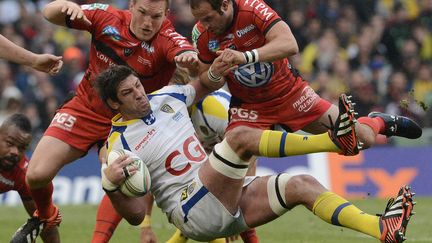 Le Clermontois&nbsp;Jamie Cudmore (C) t&acirc;cl&eacute; par le Toulonnais&nbsp;Frederic Michalak, &agrave; Dublin (Irlande) lors de la finale de la Coupe d'Europe de Rugby. (FRANCK FIFE / AFP)