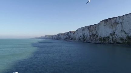 Certaines personnes ont pu profiter de la nouvelle zone de déplacement autorisé de 20 kilomètres en visitant les célèbres falaises d'Ault (Somme). (France 2)