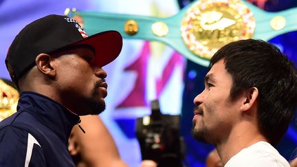 Pacquiao et Mayweather se défient du regard (FREDERIC J. BROWN / AFP)