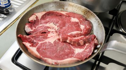 En France, "après deux décennies de baisse, la consommation de viande par habitant affiche une légère hausse depuis une dizaine années", souligne une étude publiée le 20 février 2024. (MAGALI COHEN / HANS LUCAS / AFP)