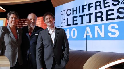 Les animateurs de l'émission "Des chiffres et des lettres",&nbsp;Arielle Boulin-Prat, Bertrand Renard et Laurent Romejko, le 16 février 2012, à l'occasion du 40e anniversaire du jeu télévisé. (FRANCOIS GUILLOT / AFP)