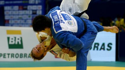 Le Japonais&nbsp;Shohei Ono (en bleu) face au Fran&ccedil;ais Ugo Legrand en finale des championnats du monde de judo &agrave; Rio de Janeiro (Br&eacute;sil), le 28 ao&ucirc;t 2013. (YASUYOSHI CHIBA / AFP)