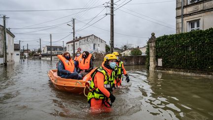 Des pompiers évacuent des habitants de Saintes (Charente-Maritime), le 5 février 2021. (MAXPPP)