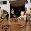 Des habitants de Paiporta, près de Valence (Espagne), tentent de nettoyer une rue recouverte de boue, le 31 octobre 2024, après des inondations. (MANAURE QUINTERO / AFP)