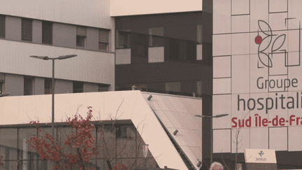 Pierre Palmade a été transféré à l'Hôpital de Melun pour être entendu, jeudi 16 février. Dans le même temps, les deux passagers ont été interpellés. Devant le commissariat de Melun, nous retrouvons Lionel Feuerstein. (FRANCE 3)