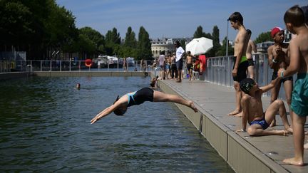 Des enfants se baignent dans le canal l'Ourcq, en juillet 2017.&nbsp; (MARTIN BUREAU / AFP)