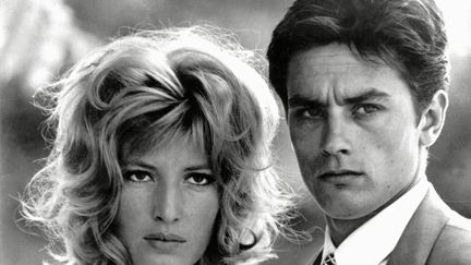 Alain Delon et Monica Vitti, dans le film "L'Eclipse" de Michelangelo Antonioni, le 1er janvier 1960. (THE HOLLYWOOD ARCHIVE / AVALON / MAXPPP)