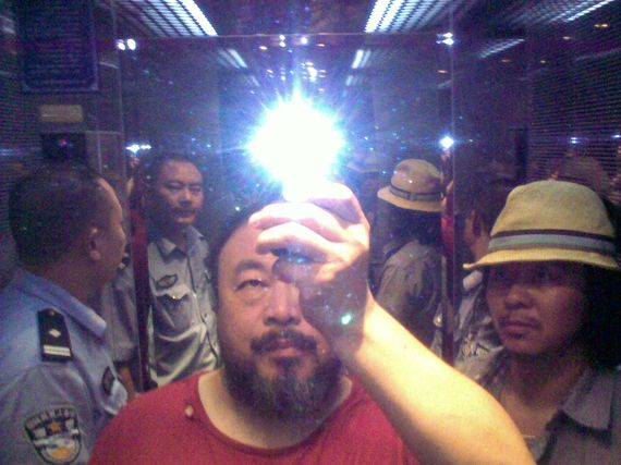 Ai Weiwei avec la rock-star Zuoxiao Zuzhou&nbsp;dans l&rsquo;ascenseur, plac&eacute; en garde &agrave; vue par&nbsp;la police, Sichuan, Chine, ao&ucirc;t 2009. (AI WEIWEI)