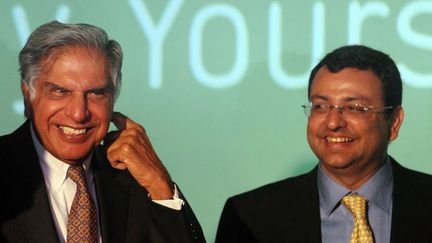 Ratan Tata (à gauche) et le Pdg du groupe Cyrus Mistry en 2012. Le premier a obtenu le départ du second. (AFP/Punit Paranjpe)