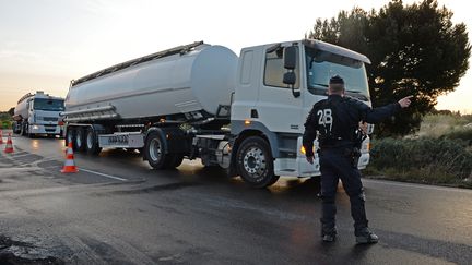 Pénurie d'essence : les chauffeurs de camion-citerne mis à rude épreuve