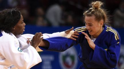 L'Ukrainienne Daria Bilodid, montée de deux catégories lors du championnat d'Europe 2022 malgré un exil forcé en raison de la guerre, a été dominée par la Française Priscilla Gneto, le 29 avril 2022. (NIKOLAY DOYCHINOV / AFP)