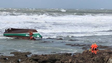 La vedette de la SNSM qui a chaviré, le 7 juin 2019, au large des Sables-d'Olonne (Vendée), dans la tempête Miguel. (MAXPPP)