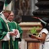 Le pape François lors du synode sur l'Amazonie, le 27 octobre 2019, à la basilique Saint-Pierre (Vatican). (ANDREAS SOLARO / AFP)