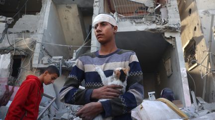 Un jeune gazaoui après une frappe israélienne à Nuseirat, dans la bande de Gaza, le 5 décembre 2024. (EYAD BABA / AFP)