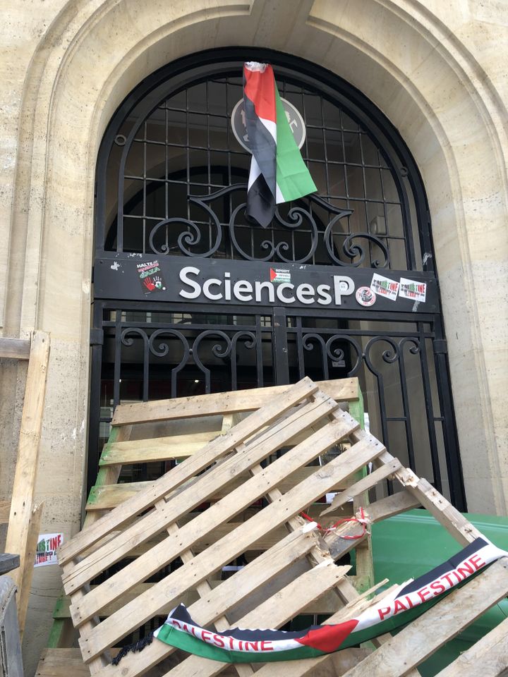 The door at 27 rue Saint-Guillaume, in Paris, blocked, April 26, 2024. (LOUIS DUBAR / FRANCEINFO)