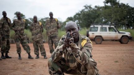 Des soldats des Forces armées centrafricaines s'entraînent au maniement du fusil d'assaut AK-47 au Camp Leclerc, à 600 km au nord-ouest de Bangui, le 5 août 2019.&nbsp; (FLORENT VERGNES/AFP)