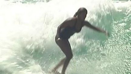 Une surfeuse. (CAPTURE D'ÉCRAN FRANCE 3)