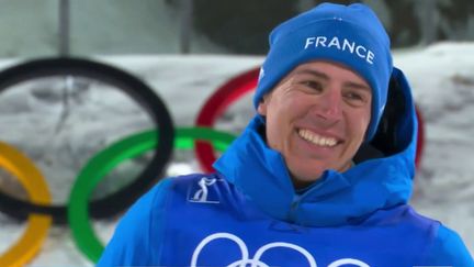 Il a offert sa première médaille d'or à la France aux Jeux olympiques de Pékin&nbsp;(Chine), mardi 8 février.&nbsp;Quentin Fillon Maillet a brillé en biathlon.&nbsp;À 29 ans, le Jurassien a réalisé son rêve.&nbsp;Belle performance également pour Tess&nbsp;Ledeux&nbsp;qui, à 20 ans seulement, a décroché l'argent&nbsp;en&nbsp;ski&nbsp;big&nbsp;air. (FRANCE 3)