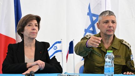 La ministre des Affaires étrangères, Catherine Colonna, et le porte-parole de l'armée israélienne, Olivier Rafowicz, lors d'une conférence de presse à Ramle (Israël), le 17 décembre 2023. (ALBERTO PIZZOLI / AFP)