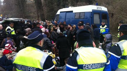 Les gendarmes d&eacute;mant&egrave;lent un camp de Roms &agrave; Ormoy, jeudi 28 mars 2013. (MATTHIEU BIRDEN / FRANCE 2)